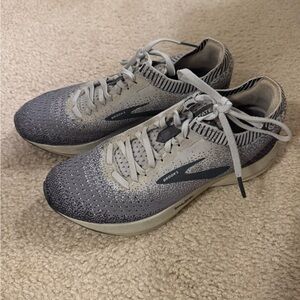 Women’s Brooks Levitate 2 grey black silver